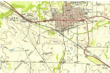 A topographic map of Henrietta and its surroundings with railroad lines marked.